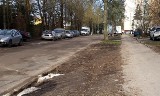 Parkują gdzie popadnie przed przychodnią w Koszalinie. Po trawniku nie ma już śladu 