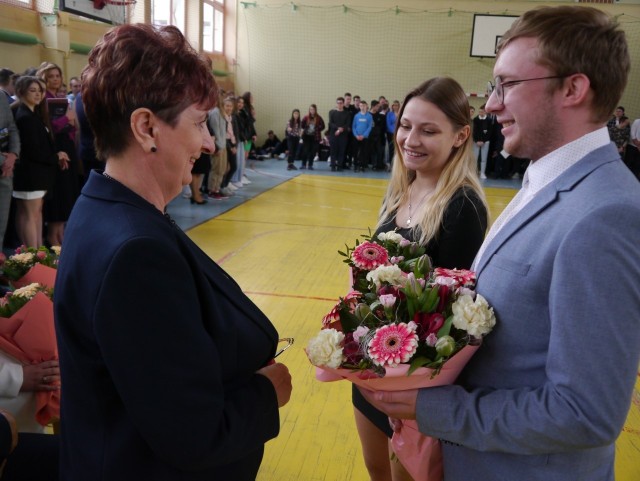 Część oficjalna rozpoczęła się od wystąpienia pani dyrektor szkoły – Haliny Kołodziejczyk, która ciepło i serdecznie podsumowała czas pobytu abiturientów w szkole w Chęcinach. Młodzież wręczyła szefowej szkoły piękne kwiaty.
