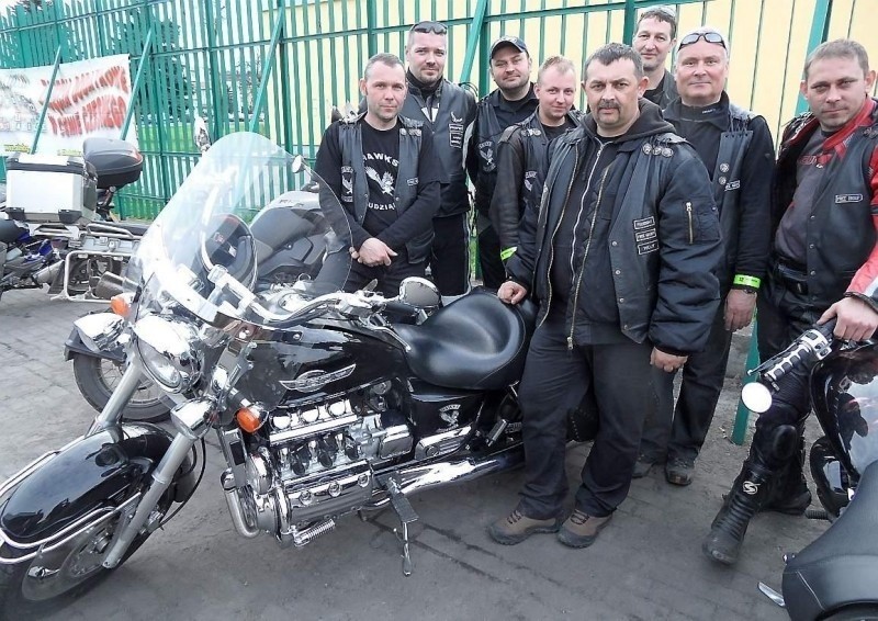 Czlonkowie Klubu Motocyklowego "Hawks" w Grudziądzu byli do...