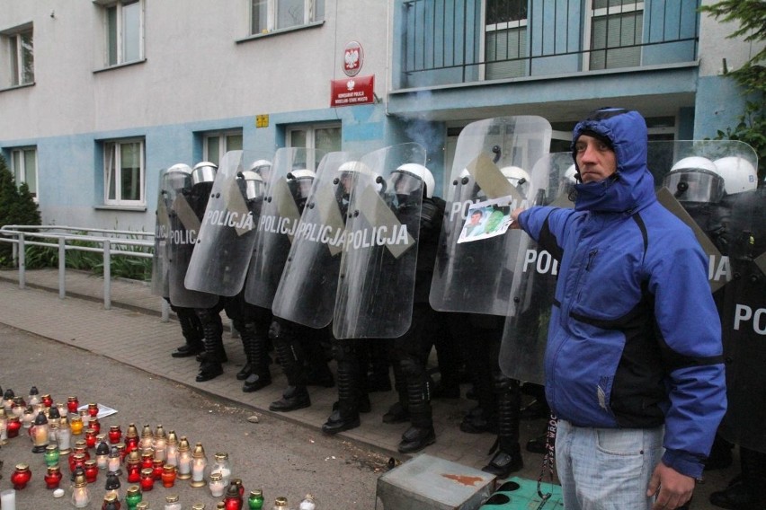 Zamieszki na Legnickiej po śmierci w komisariacie. Rzucali kamieniami w policję