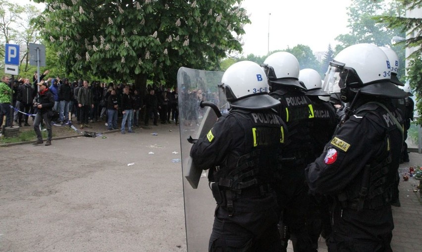 Zamieszki na Legnickiej po śmierci w komisariacie. Rzucali kamieniami w policję