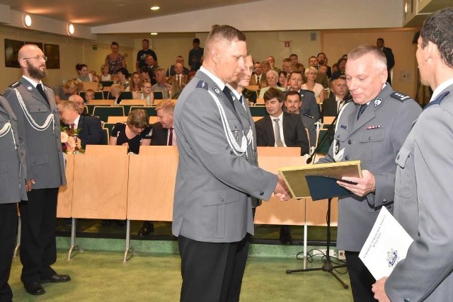 Tomasz Kołodziejski (z lewej) odbiera nagrodę na święcie policji.