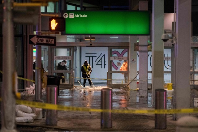 Zalany terminal na lotnisku JFK w Nowym Jorku