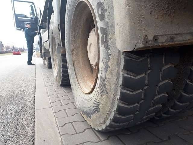 Kontrola ITD w Radomiu. "Krokodyle" zatrzymali przeciążone ciężarówki i samochody na łysych oponach (zdjęcia)