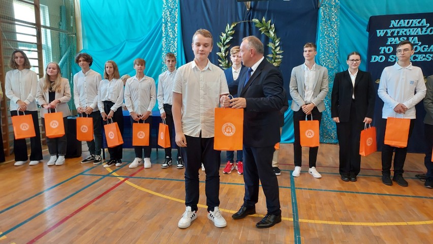 Najlepsi uczniowie nagrodzeni nagrodami prezydenta Ostrowca