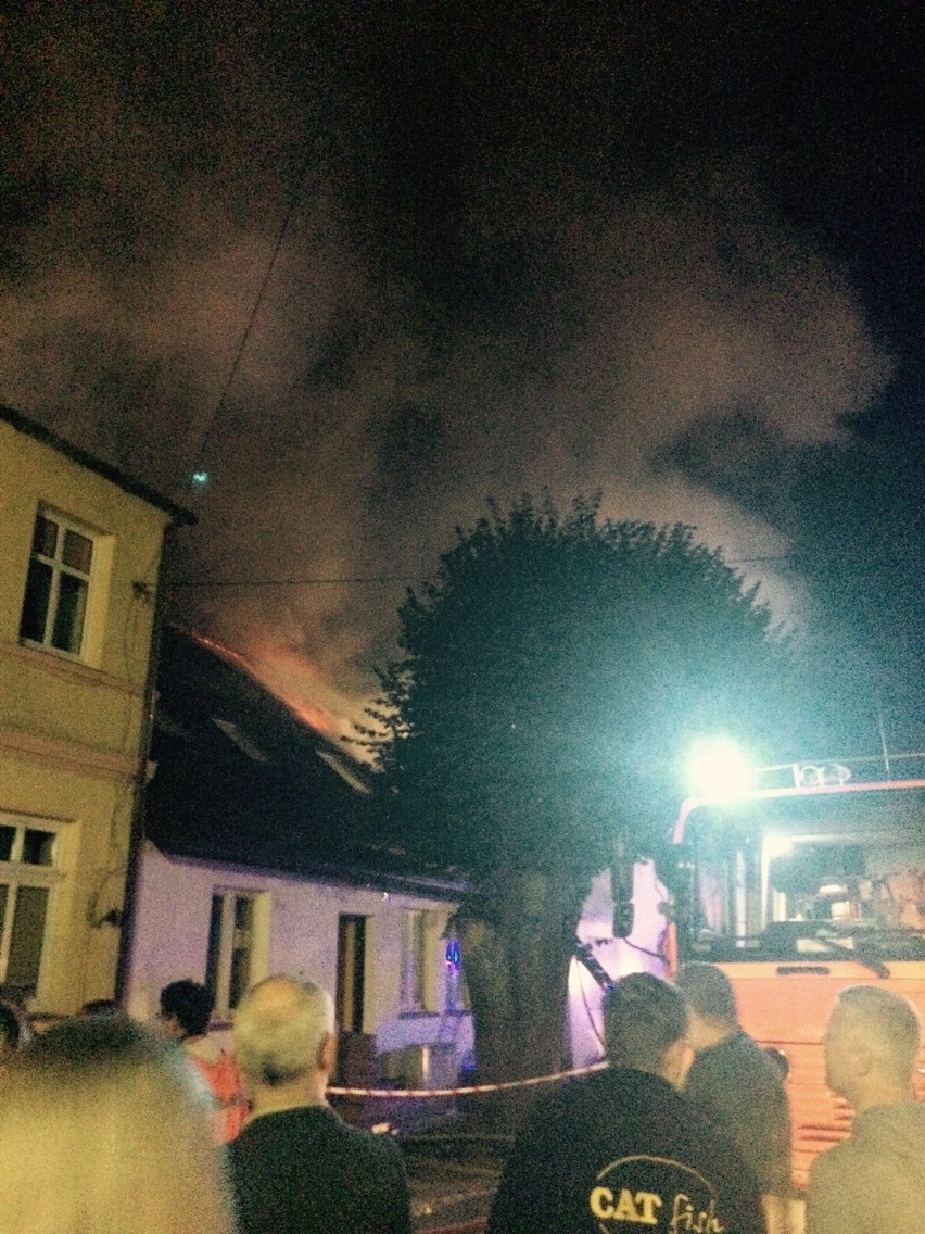 Pożar w centrum Czaplinka: Palą się budynki przy ul. Studziennej [zdjęcia]