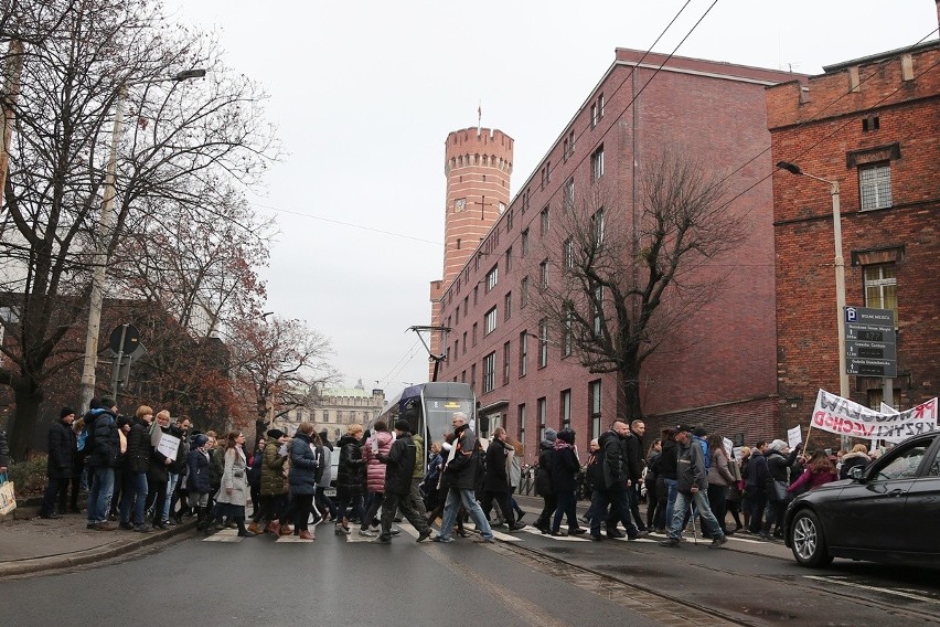 Pracownicy i sędziowie wrocławskich sądów protestowali na ulicy (ZDJĘCIA)