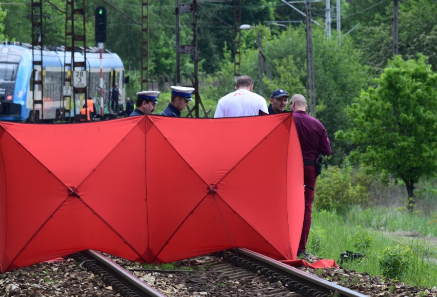 Jadący w kierunku Katowic pociąg osobowy, potrącił mężczyznę...
