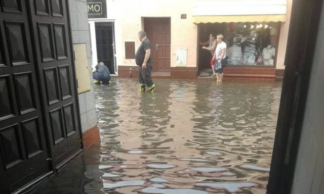 We wtorkowe popołudnie oraz w nocy z poniedziałku na wtorek w wielu miejscach Wielkopolski intensywnie padał deszcz. Ulewom często towarzyszył silny wiatr. Skutek to zalane ulice i powalone drzewa m.in. w Gostyniu, Nowym Tomyślu i Krotoszynie. W Poznaniu też padało, ale strażacy musieli interweniować tylko w okolicach stolicy Wielkopolski - Czmoniu i Mosinie. Zobacz więcej ----> 