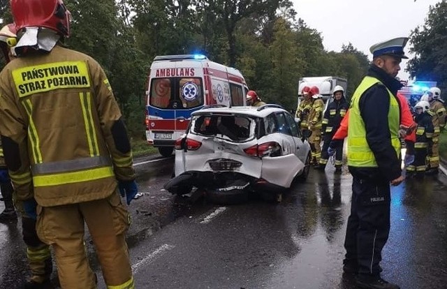 W poniedziałek po godzinie 8 na trasie Poznań - Wolsztyn w miejscowości Ruchocice doszło do wypadku z udziałem dwóch samochodów osobowych i ciągnika siodłowego. Zobacz zdjęcia ----> 