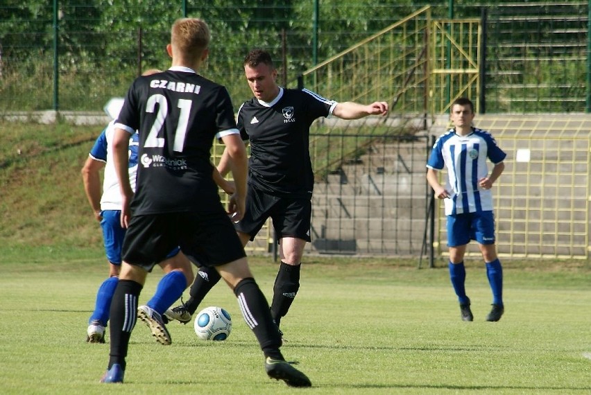 Feta w Połańcu po awansie piłkarzy Czarnych do trzeciej ligi. Na koniec była efektowna wygrana