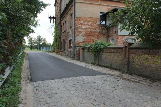 Dotąd bruk kończył się przed samym mostem, ale pod koniec sierpnia drogowcy usunęli kamień z ostatniego fragmentu ul. Staromiejskiej. - I burmistrz ma problem z głowy - komentują mieszkańcy.