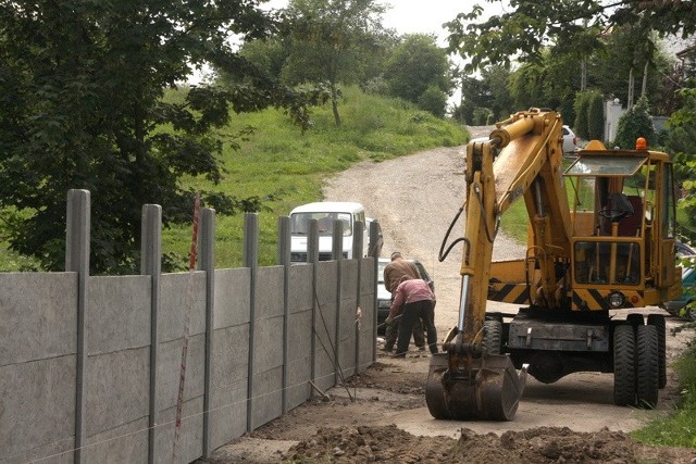 Betonowy płot zaczął odgradzać Psie Górki od ulicy Skalistej.