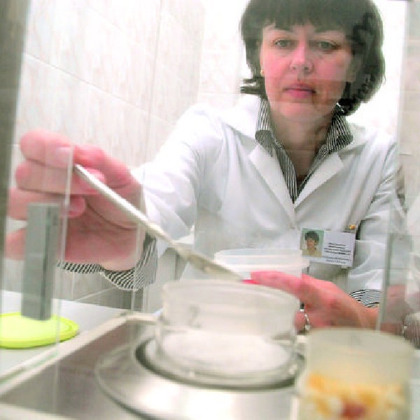 Barbara Piotrowska w laboratorium inspekcji jakości oznacza wilgotność cukru