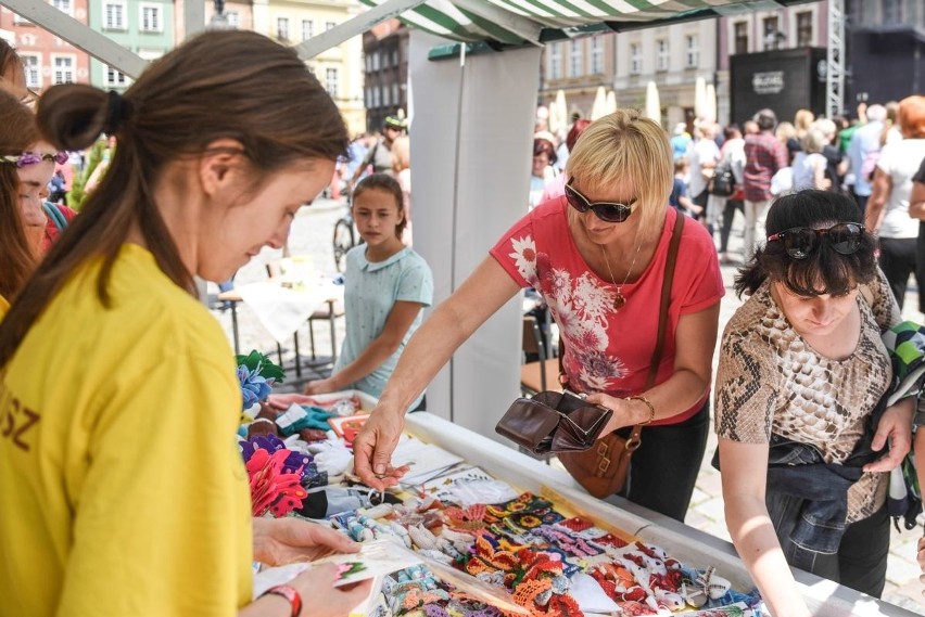 Koncert dla Hospicjum Palium: Kolorowe motyle opanowały Stary Rynek [ZDJĘCIA]