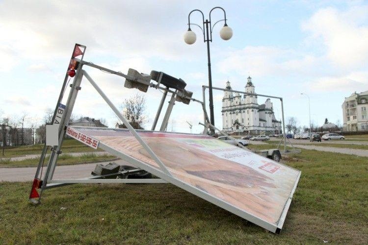 Silny wiatr! Alert dla całego kraju! U nas, w Podlaskiem, będzie wiało nawet 85 km/h