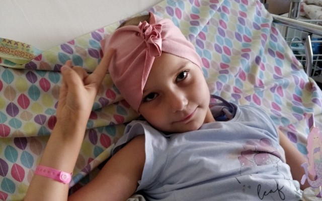 6-letnia Laura z Pruszcza Gdańskiego dzielnie walczy z nowotworem. Potrzebne są pieniądze na leczenie dziewczynki