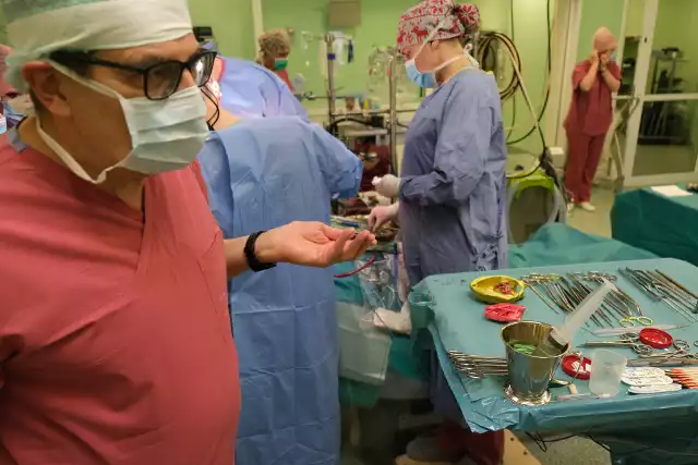 Lekarze z Kliniki Kardiochirurgii jako pierwsi w Polsce wdrożyli właśnie nową berdzo precyzyjną metodę miektomii chirurgicznej z wykorzystaniem modelu serca pacjenta wydrukowanego techniką 3D.