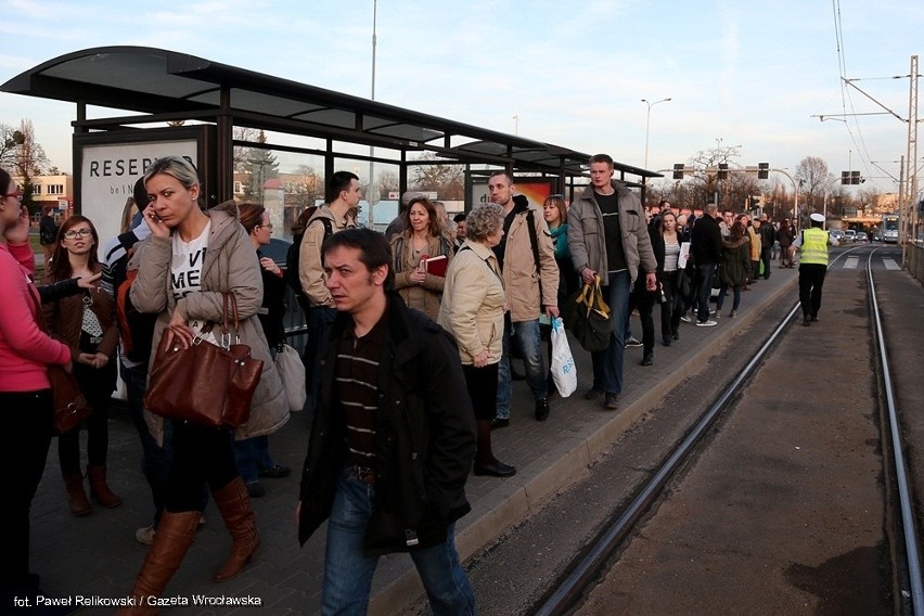 Wrocław: Tramwaje nie jeździły do Pilczyc. Stały w korku koło Magnolii [ZDJĘCIA]