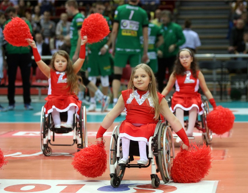 Grupa Cheerleaders Trefl Pomorze tańczy na wózkach inwalidzkich [ZDJĘCIA, WIDEO]