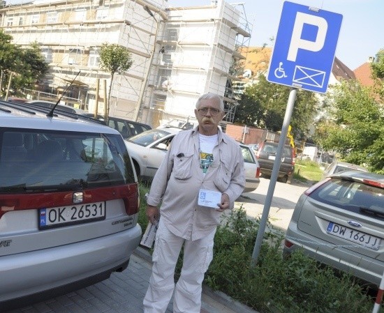 - Choć żona jest inwalidką, za parking musieliśmy zapłacić - skarży się Józef Boguszewski.