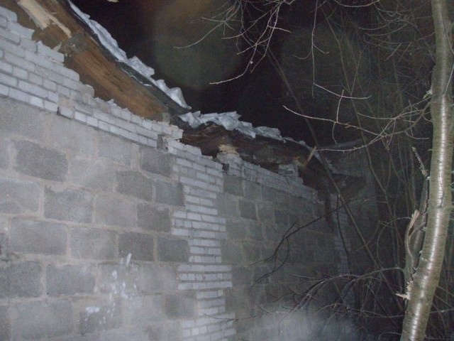 Częściowo zawalił się dach, fragment ściany szczytowej i komin budynku gospodarczego.