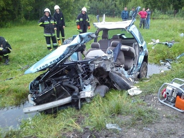 Po wypadku rozbita terenówka znalazła się w rowie, a ranny kierowca był w niej uwięziony.