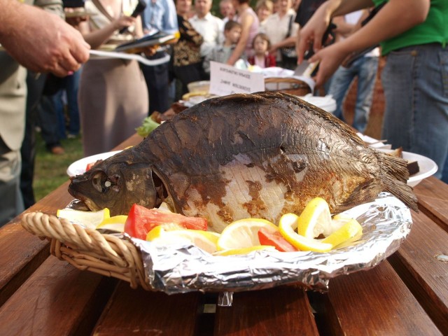 Pieczony karp &#8211; atrakcja pikniku.