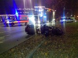 Wypadek na rondzie Grunwaldzkim w Bydgoszczy. Motor zderzył się z osobówką. Motocyklista poważnie ranny [zdjęcia]