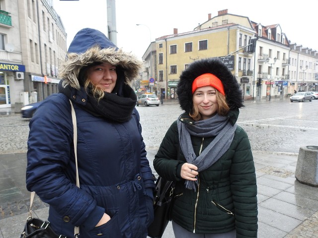 Patrycja Święcka (z lewej) i Justyna Sikorska mówią, że nie jest najgorzej, ale chodniki mogłoby być lepiej "posypane". - Szczególnie na płytach granitowych, gdzie jest bardziej ślisko niż na kostkach brukowych - zaznacza Patrycja Święcka.