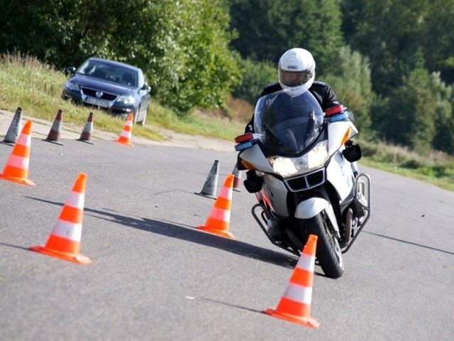 ćwiczyła sprawność jazdy na szybkich motocyklach