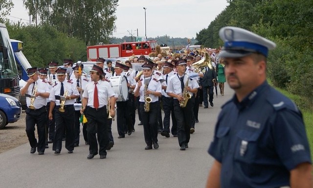 Korowód poprowadziła Gminna Orkiestra Dęta w Brodach, tym razem pod dyrekcją Marka Basy