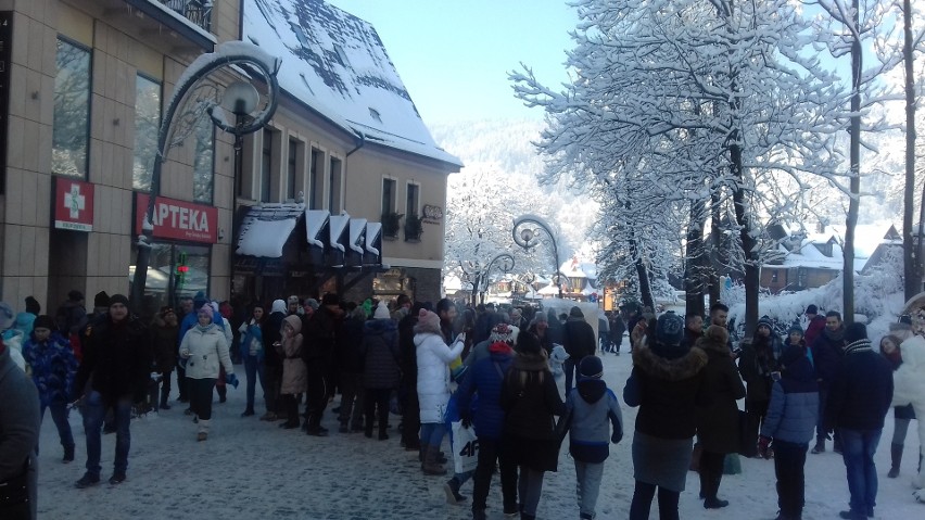 Sylwester Zakopane 2017. Tłumy na Krupówkach, parkingi pękają w szwach[ZDJĘCIA]