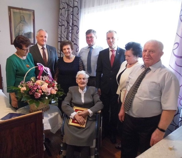 Stulatkowie, którzy skończyli 100 lat, będą honorowani medalami burmistrza Sępólna. Pierwszy trafił do 106-letniej Władysławy Urban