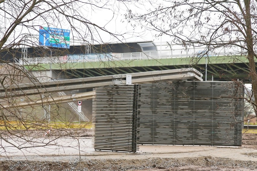 Nietypowa kaplica na Żernikach. Składa się z barier energochłonnych [FOTO] 