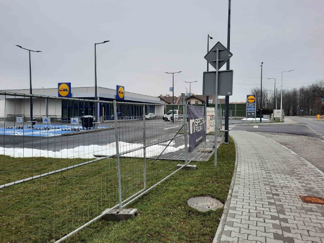 Nowy Lidl w Katowicach, przy ul. Panewnickiej, jest już zbudowany. Trwa wyposażanie.Zdjęcia z 5.02 2021 r.Zobacz kolejne zdjęcia. Przesuwaj zdjęcia w prawo - naciśnij strzałkę lub przycisk NASTĘPNE 