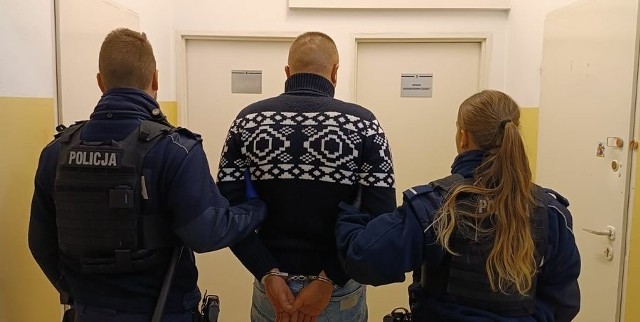 Policjanci z komisariatu w Osowej zatrzymali pijanego 40-latka z Ukrainy, który odpowie za uszkodzenie jedenastu samochodów