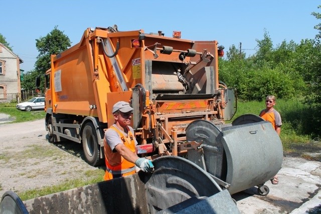 W Strzelcach Opolskich wciąż nie wiadomo, czy śmieci będzie wywozić miejscowe przedsiębiorstwo komunalne czy firmy z woj. śląskiego.