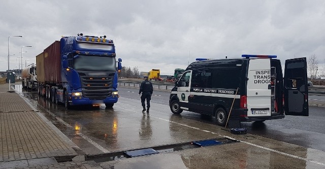 W poniedziałek (21 lutego), na jednej z dróg miejskich w Wysokiem Mazowieckiem, patrol ITD zatrzymał do kontroli zestaw składający się aż z trzech pojazdów: ciągnika siodłowego, naczepy i przyczepy. Zgodnie z przepisami samochód ciężarowy może ciągnąć tylko jedną przyczepę lub naczepę. Tzw. „stonoga” przewoziła mleko w proszku do portu morskiego w Gdańsku.