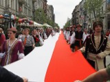 Łodzianie nieśli ul. Piotrkowską 123-metrową flagę państwową. Obchodzili jej święto