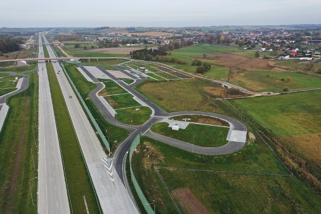 Na MOP-ach Woźniki Wschód i Woźniki Zachód przy autostradzie A1 pojawia się w końcu stacje benzynoweZobacz kolejne zdjęcia. Przesuwaj zdjęcia w prawo - naciśnij strzałkę lub przycisk NASTĘPNE 