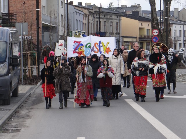 Barwy korowód zapustowy przeszedł ulicami Radomska