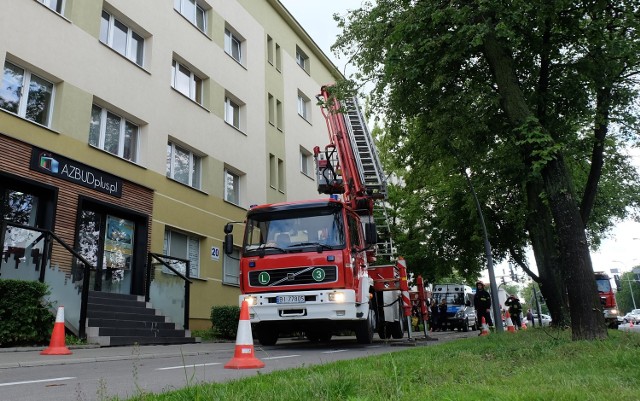 Dwa zastępy straży pożarnej, pogotowie i policja, a wokół tłum gapiów obserwujących akcję ratowniczą. Tak było w środę po godz. 15 przy ul. Piłsudskiego 20 w Białymstoku.