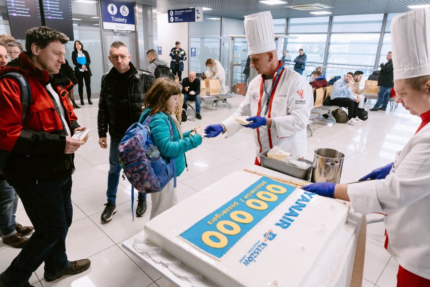 Lotnisko w Jasionce powitało 5-milionowego pasażera irlandzkiego przewoźnika. Był tort - niespodzianka i prezenty [ZDJĘCIA,WIDEO]