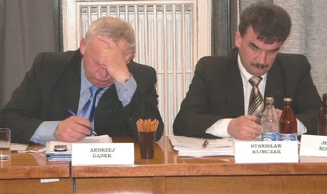 Podczas sesji 25 października Andrzej Gądek (z lewej) nie stracił mandatu radnego i wciąż zasiada w buskiej Radzie Powiatu. 