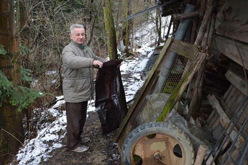 Sołtys Popowic wskazuje miejsce, w którym znalazł zawinięte...