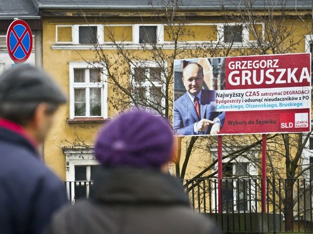 Na przechodniów na pl. Poznańskim w Bydgoszczy wciąż spogląda z billboardu były poseł Grzegorz Gruszka. Plakat powinien zniknąć 30 grudnia. Gruszka twierdzi, że ... nie ma na to wpływu.