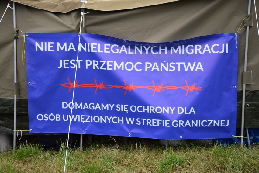 Pod Usnarzem koczują migranci. Polscy aktywiści twierdzą, że są chorzy, a białoruska strona organizuje im briefing prasowy 