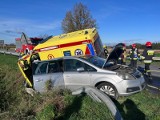 Wypadek z udziałem karetki pogotowia pod Tarnowem. Na DW 975 w Biskupicach Radłowskich ambulans zderzył się z samochodem  osobowym