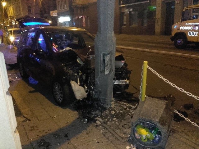 Samochód wpadł na chodnik, skosił słupki i zatrzymał się na betonowej latarni.
